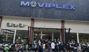 Antrean Pembeli Tiket Bioskop di Sukabumi Mengular Hingga Ke Jalan Raya, Lurah Turun Tangan Suasana antrean pembeli tiket bioskop di Sukabumi yang mengular hingga ke jalan raya. (radarsukabumi)