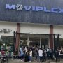 Suasana antrean pembeli tiket bioskop di Sukabumi yang mengular hingga ke jalan raya. (radarsukabumi)