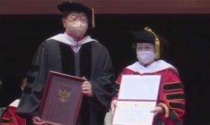 Megawati Soekarnoputri saat menerima gelar Profesor Honoris Causa di Korea Selatan. Dai mengaku menjadi penggemar Kpop karena cucu-cucunya juga menyukai Korea. (Repro)