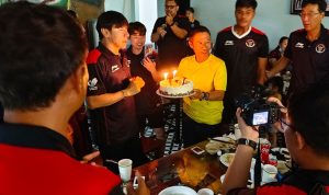 Shin Tae-yong Bagi-bagi Durian dan Pizza untuk Rayakan Hari Ulang Tahunnya