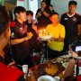 Shin Tae-yong Bagi-bagi Durian dan Pizza untuk Rayakan Hari Ulang Tahunnya