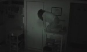 Sosok Perempuan Berbaju Putih Berambut Panjang Tertangkap CCTV Kerap Curi Makanan di Apartemen Sosok perempuan yang tertangkap kamera pengawas sedang menyelinap ke dapur mencuri makanan di sebuah apartemen. (tangkapan video youtube)
