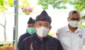 Yana Mulyana saat memberi paparan mengenai progres GBLA kepada wartawan di Pendopo, Jalan Dalem Kaum, Kamis (12/5).
