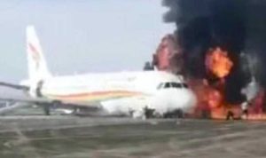 Pesawat Tibet Airlines yang mengalami terbakar di Bandara China. (net)