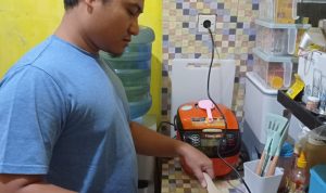 salah satu pelanggan yang ikut meningmati program lebaran ceria PLN