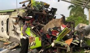 Kondisi Bus yang mengalmai rusak parah dibagian depannya, karena oleng dan menabrak tiang di Tol Surabaya-mojokerto. (Ist/PJR-Polda Jatim)