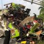 Kondisi Bus yang mengalmai rusak parah dibagian depannya, karena oleng dan menabrak tiang di Tol Surabaya-mojokerto. (Ist/PJR-Polda Jatim)