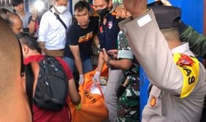 Heboh, Pembunuhan Janda di Tasikmalaya, Leher Digorok dan Dua Kaki Terikat Lakban Proses Evakuasi korban pembunuhan Janda di Tasikmalaya. Foto: Rifki saebani / radar tv