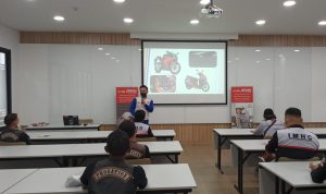 Pemberian materi safety riding untuk peserta dari Ikatan Motor Honda Cirebon (IMHC)