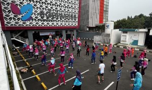 Edelweiss Hospital Kampanyekan #SEHATBERSAMA dengan Senam Persadia Pelaksanaan senam persadia di halaman depan Edelweiss Hospital, sebagai salah satu kampanye #sehatbersama Edelweiss Hospital. (ist)