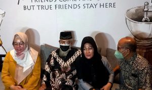 Orang tua dan Kakek Medina Zein, Sunarya, didampingi kuasa hukumnya saat membeberkan penyebab cucunya di rawat di Rumah Sakit Jiwa. Foto: Firda Junita/JPNN.com