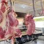 Harga Daging sapi di Tasikmalaya turun setelah merebaknya wabah PMK. Salah satu lapak pedagang daging sapi di padar Cikurubuk Tasikmalaya. (Fatkhur Rizqi/radartasik)