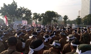 Aksi demo ribuan karyawan Perhutani menuntt pencabutan SK 287. Foto: Karyawan Perhutani for JPNN.com