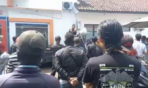 Suasana Kantor BPN saat digeruduk puluhan orang yang menanyakan tentang pembebasan lahan Tol Cisumdawu (kegga keggyan/SUMEKS)