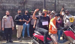 Rekonstruksi Pembunuhan Petugas Dishub Makassar, Ada adegan Lempar Telur Untuk Santet Korban Proses rekonstruksi kasus pembunuhan pegawai dishub Makasar yang dilakukan dibeberapa lokasi. (ist)