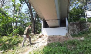 Lokasi korban ditemukan dalam kondisi gantung diri di bawah Jembatan Tol Japek Karawang.