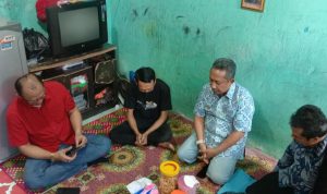 Wali Kota Bandung, Yana Mulyana saat mengunjungi kediaman pasien kunker yang menjadi korban kelalaian pihak Rumah sakit. Sabtu (21/5). Foto. Sandi Nugraha.