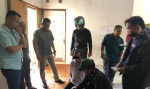 Mencurigakan, Pemuda Tergesa-gesa Kirim Barang di Loket JNE, Ternyata Isinya Aparat membongkar isi paket dari pemuda yang mencurigakan saat kirim barang di loket JNE. ANTARA/Akmal Saputra