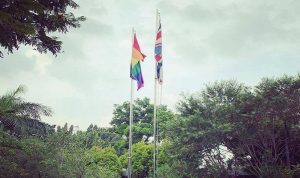 Foto viral yang memperlihatkan bendera pelangi LGBT berkibar berdampingan dengan bendera Inggris di langit jakarta (-@ukindonesia-Instagram)