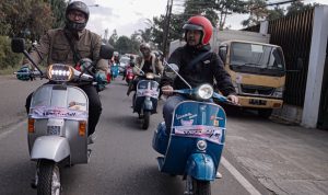 Pecinta Vespa berkeliling bandung dalam even Indonesia Mods MayDay dengan menggunakan vespa listrik