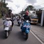 Pecinta Vespa berkeliling bandung dalam even Indonesia Mods MayDay dengan menggunakan vespa listrik