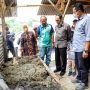 MANFAATKAN SAMPAH: Pelaksana tuga (Plt) Wali Kota Cimahi Ngatiyan (kedua dari kanan) saat meninjau berbagai cara pengelolaan sampah yang dikembangkan lewat program Awas Sikoma.