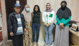 ABG Asal Karawang Dilaporkan Hilang Dua Pekan, Akhirnya Ditemukan Sherin Mutiara Putri (tengah) ABG yang hilang selama dua pekan akhirnya pertemukan dengan keluarganya di ruang PPA Polres Karawang. (ist)