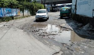 Miris, Kondisi Jalan Panyawungan di Cileunyi Rusak Parah dan Membahayakan Salah satu ruas jalan di Cileunyi yang mengalami rusak parah dan belum ada perbaikan. (foto yanuar/JABAREKSPRES)