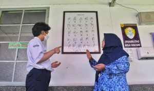 AKRAB: Siswa berkebutuhan khusus tengah berkomunikasi lewat bahasa isyarat kepada guru di SLB Negeri Cicendo Kota Bandung. (Deni/Jabar Ekspres)
