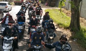 Konvoi massa dari Karawang Utara yang akan melakukan unjuk rasa ke Pemda Karawang. (ist)