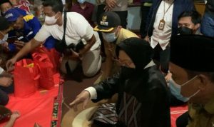 Mensos Tri Rismaharini saat berdialog dengan korban longsor di Cijeruk, senin (23/5) malam