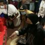 Mensos Tri Rismaharini saat berdialog dengan korban longsor di Cijeruk, senin (23/5) malam