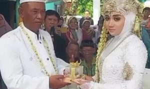 Selisih 52 tahun, Gadis 19 Tahun Terima Cinta Kakek 71 Tahun Hingga Berakhir di Pelaminan Foto pernikahan H Romansyah dan istrinya yang beda usia terpaut jauh hingga 52 tahun. (ist)