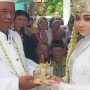Foto pernikahan H Romansyah dan istrinya yang beda usia terpaut jauh hingga 52 tahun. (ist)