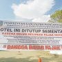 Sebuah Spanduk terpasang di pintu masuk sebuah hotel, menginformasikan bahwa hotel tersebut telah ditutup. Foto: deni nurdiansah/radar tasikmalaya--