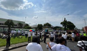 Suasana di halaman PT USCI saat ratusan warga geruduk perusahaan tersebut. (ist)