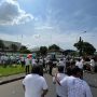 Suasana di halaman PT USCI saat ratusan warga geruduk perusahaan tersebut. (ist)