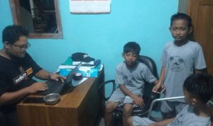 Tiga bocah yang mengaku dibawa orang tak dikenal saat dimintai keterangan oleh polisi. (humas Polda Jatim)