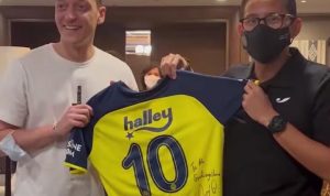 Mesut Ozil bersama dengan Menparekraf Sandiaga Uno saat mengunjungi Kementrian Pariwisata dan Ekonomi Kreatif, Kamis (26/5)