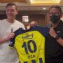 Mesut Ozil bersama dengan Menparekraf Sandiaga Uno saat mengunjungi Kementrian Pariwisata dan Ekonomi Kreatif, Kamis (26/5)