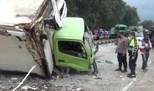 Penampakan salah satu Truk yang rusak parah, setelah insiden Kecelakaan beruntun empat Truk di Lingkar alas Roban Batang Jawa Tengah , pada Kamis (26/5). (instagram Batang Update)