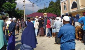 Aksi demo dari puluhan warga yang larang penyelenggaraan salat jumat di sebuah masjid di Bogor. (foto: Radar Bogor)
