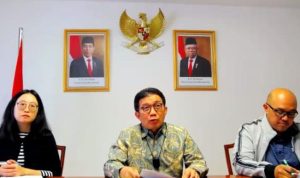 Dubes RI untuk Swiss Muliaman Hadad (tengah). (Foto : Tangkapan layar saat jumpa pers melalui zoom), Sabtu (28/5).