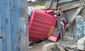 Truk kontainer tabrak dua ruko di Bekasi, Jawa Barat. (fin)