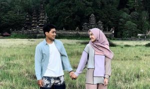 Foto Nabila Ishma, kekasih Eril yang sedang bergandengan tangan dengan Eril, diunggahnya di Instagram. (instagram @nabilaishma)