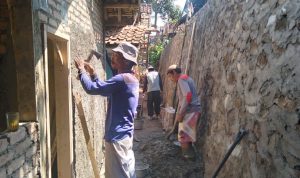 Perbaikan 3 rumah yang rusak berat pasca longsor 2 bulan lalu mulai di perbaiki di Dusun Pasirhuut, RT02 RW08, Desa Bojong, Kecamatan Nagreg, Kabupaten Bandung. (Yanuar/Jabar Ekspres)