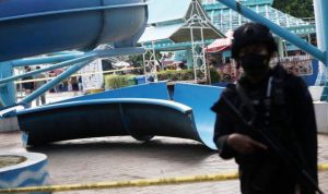 Ambruknya Seluncuran Air di Kenjeran Diduga Karena Kesalahan Pengunjung Seluncuran air yang ambruk di Kenjeran Waterpark Surabaya kini dijaga petugas untuk mempermudah prses penyelidikan. (ist)