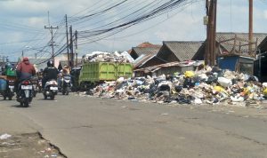 Sampah Pasar Parakanmuncang semakin menggunung pasca sepekan Lebaran 2022. (Yanuar/Jabar Ekspres)