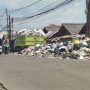 Sampah Pasar Parakanmuncang semakin menggunung pasca sepekan Lebaran 2022. (Yanuar/Jabar Ekspres)