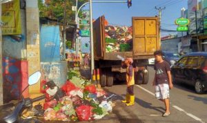 Tumpukan sampah yang menjadi pemandangan disalah satu lokasi di Kawasan Puncak selama musim liburan lebaran Idul Fitri 1443 H. (foto:radarbogor)